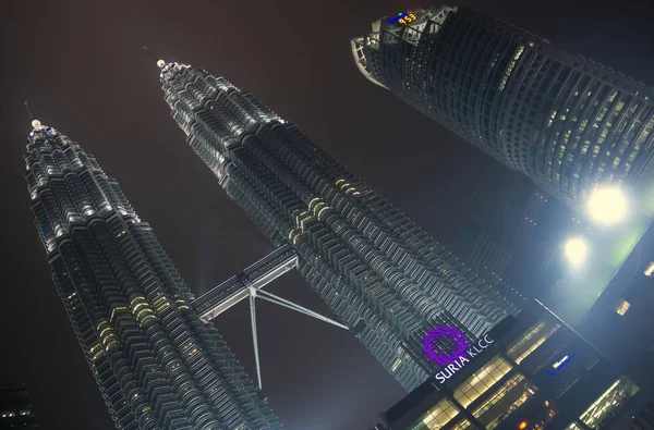 Petronas İkiz Kuleler Kuala Lumpur. Dünyanın en ilginç binalar.