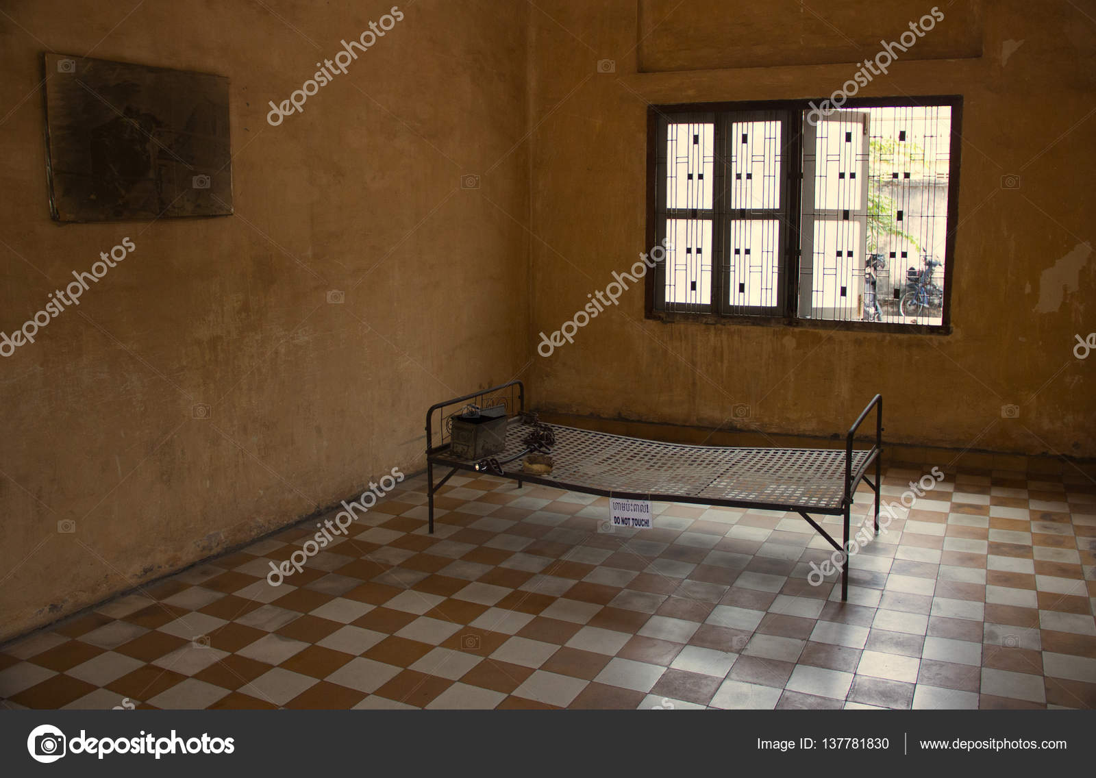Lit de  torture dans la cellule de  prison  Le  Cambodge  en 