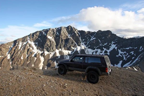 Offroad araç British Columbia sahil dağlar yüksek,