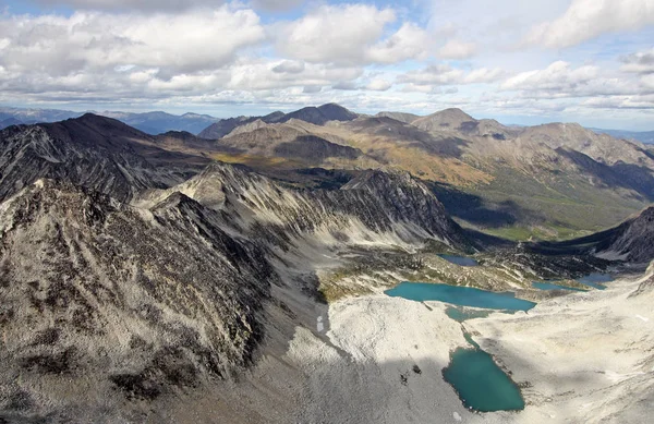 Göller ve dağlar sonbaharda üzerinden panoramik görünüm.