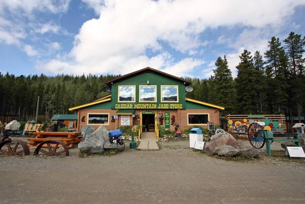 Yeşim City, Kanada - 23 Ağustos 2017: Jade şehir Stewart Cassiar Otoban 37 kuzeybatı British Columbia içinde bulunan çok küçük bir kasabadır. Cassiar dağ Jade Store halka madenlerine yeşim satıyor.
