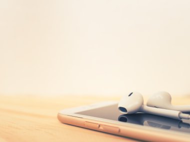 Kulaklıkları smartphone ve yansıması üzerine