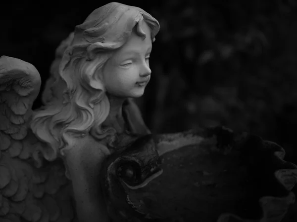 Szürke angyal gipsz szobor, alacsony kulcs — Stock Fotó