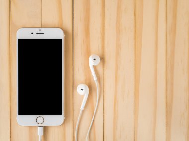 Apple iphone7 mockup ve elma Earpods mockup