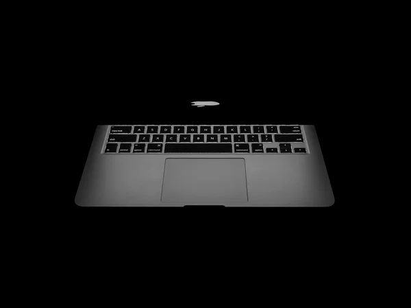 Neues Macbook Pro mit Netzhaut in Dunkelheit — Stockfoto