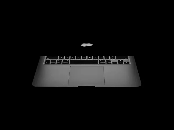 暗闇の中で網膜と新しい Macbook Pro — ストック写真