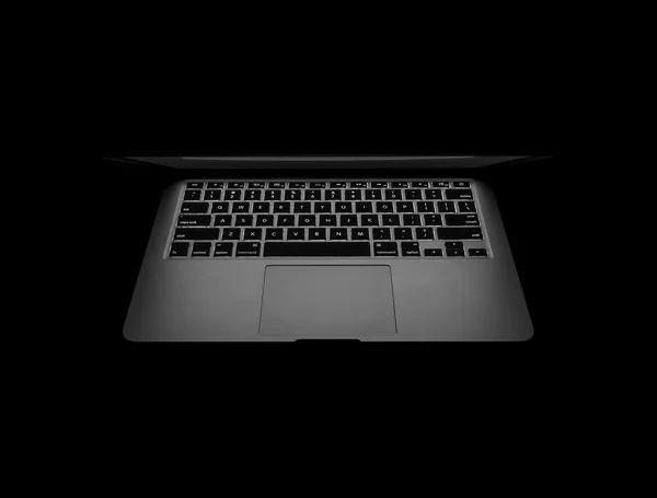 Новый Macbook Pro в темноте — стоковое фото