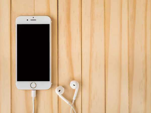 Apple iphone7 mockup ve elma Earpods mockup — Stok fotoğraf