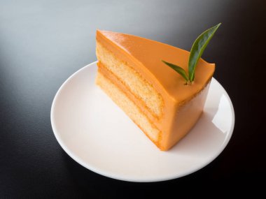 Çay çikolata soslu kek çay ile terk