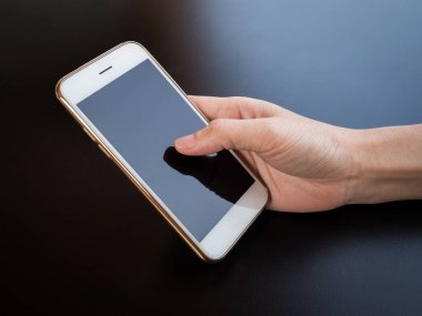 Holding ve smartphone kullanarak bir yandan kişi