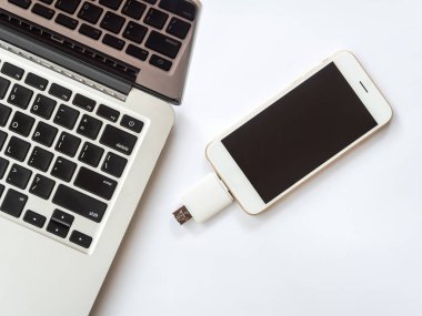 Smartphone harici depolama ve dizüstü bilgisayar ile bağlı