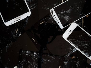 Kırık smartphone ekran (e-atık grubu)