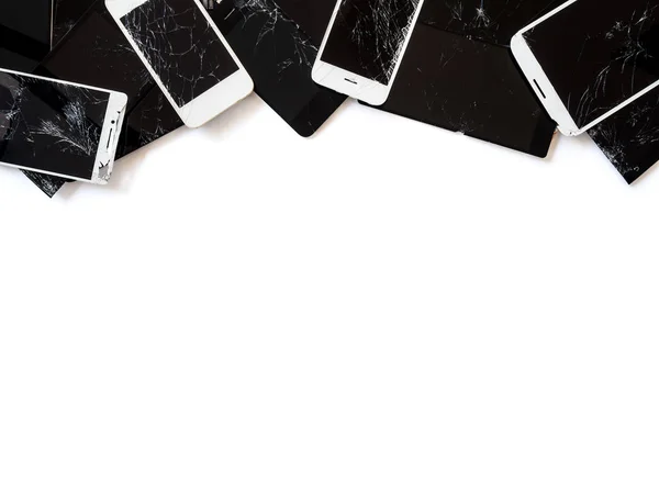 Grupp av trasiga smartphone skärmen (e-avfall) isolera — Stockfoto