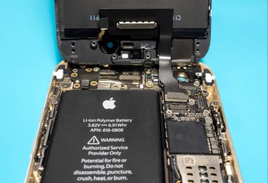 Apple iphone gösteren bileşenler içinde demonte