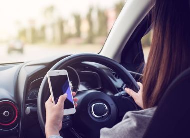 Sürüş ve yolda smartphone kullanarak kadın