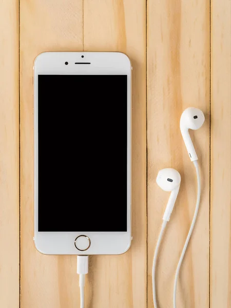 Apple iPhone7 maqueta y Apple EarPods maqueta —  Fotos de Stock
