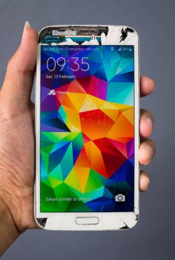 İnsan Eli kırık Samsung NOT2 smartphone holding