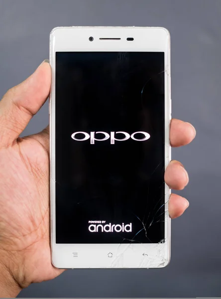 İnsan Eli kırık Oppo R7 smartphone holding