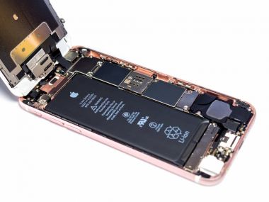 Apple iphone 6s gösteren bileşenler içinde demonte