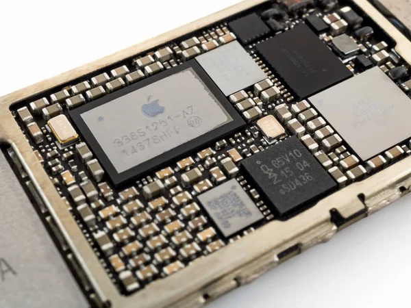 Apple iPhone 6 power management IC chip — Stock Photo, Image