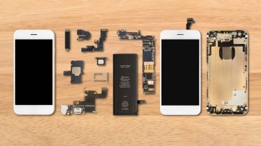 Smartphone bileşenleri ahşap arka plan üzerinde
