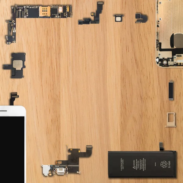 Componentes do smartphone em fundo de madeira — Fotografia de Stock