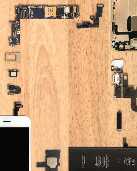 Componenti per smartphone su sfondo in legno — Foto Stock