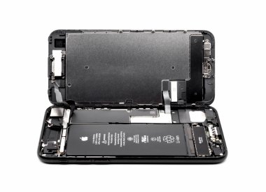 Apple iphone 7 demonte gösterilen bileşenler içinde