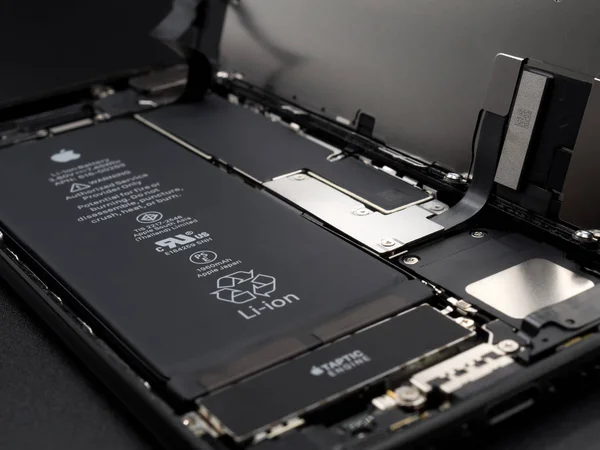 Apple iPhone 7 desmontado mostrando componentes dentro — Fotografia de Stock
