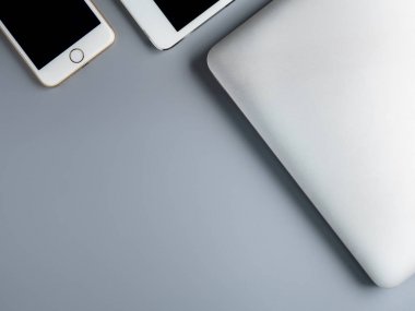 Dizüstü bilgisayar, akıllı telefon ve tablet gri arka plan üzerinde