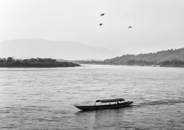 Navegação de barco no rio Mekong — Fotografia de Stock