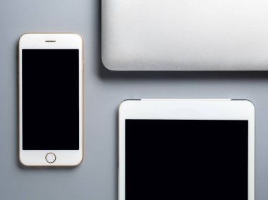 Dizüstü bilgisayar, akıllı telefon ve tablet gri arka plan üzerinde