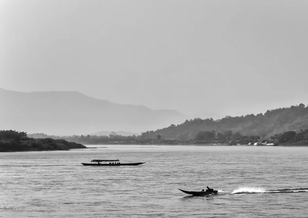 Barcos navegando no rio Mekong — Fotografia de Stock