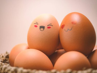 Yumurta severlerin mutlu yüzleri vardır.