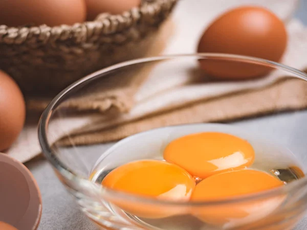 Oeufs de poulet biologiques concept d'ingrédients alimentaires — Photo