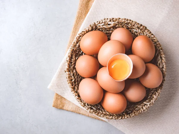 Oeufs de poulet biologiques concept d'ingrédients alimentaires — Photo