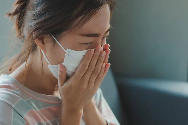 Vacker Asiatisk Kvinna Infekterad Med Coronavirus Covid Nysningar Medicinsk Hygien — Stockfoto