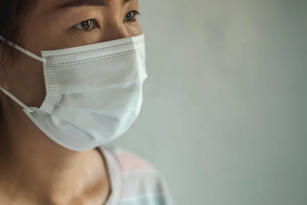 美丽的亚洲女人戴着医疗卫生防护面具接受科罗纳威斯 Covid 的医疗护理 检疫和预防结肠病毒 Covid 概念的风险 — 图库照片