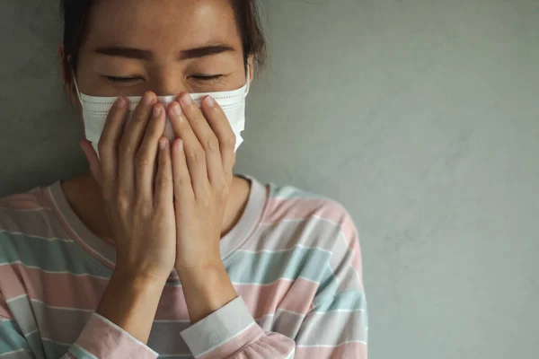 Belle Femme Asiatique Infectée Par Coronavirus Covid Éternuement Dans Masque — Photo