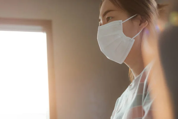 Vacker Asiatisk Kvinna Bär Medicinsk Hygien Skyddsmask För Vård Från — Stockfoto