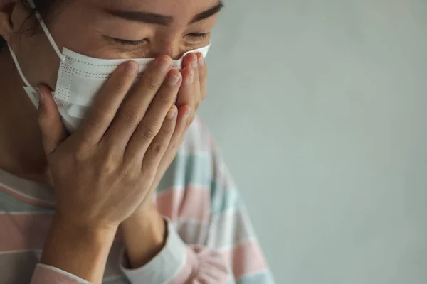 Vacker Asiatisk Kvinna Infekterad Med Coronavirus Covid Nysningar Medicinsk Hygien — Stockfoto