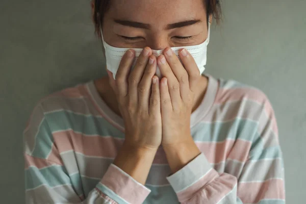 Vacker Asiatisk Kvinna Infekterad Med Coronavirus Covid Nysningar Medicinsk Hygien — Stockfoto