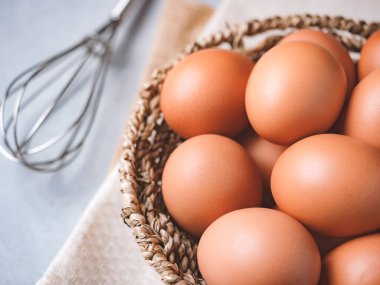 Organik tavuk yumurtalarının yakın plan görüntüsü mutfaktaki restoran masasındaki yemek malzemelerinden biridir. Organik tavuk yumurtası yemek malzemeleri konsepti.