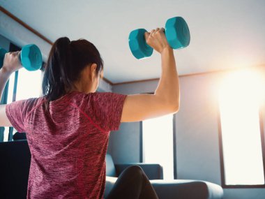 Formda, güçlü ve formda kadınlar spor kıyafetleriyle evde spor yapıyor. Sağlık hizmetleri, insanlar egzersiz ve yerli yaşam konsepti.