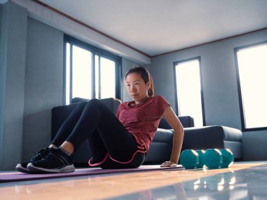 Formda, güçlü ve formda kadınlar spor kıyafetleriyle evde spor yapıyor. Sağlık hizmetleri, insanlar egzersiz ve yerli yaşam konsepti.