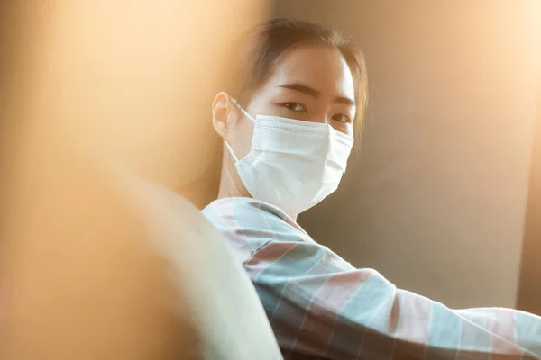 Vacker Asiatisk Kvinna Bär Medicinsk Hygien Skyddsmask För Vård Från — Stockfoto