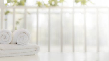 Banyoda beyaz havlu ve fotokopi odası var. Minimalist.