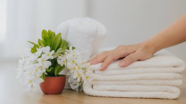 Banyoda kirli beyaz havlu.