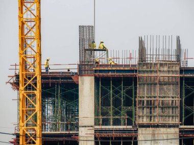 İnşaat işçileri inşaat alanında çalışıyor.. 