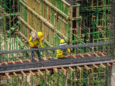 İnşaat işçileri inşaat alanında çalışıyor.. 